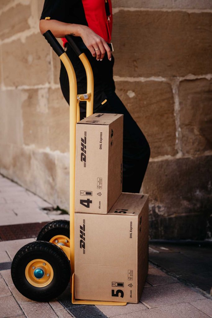 Livreur DHL spécialisé dans le transports de millésime.