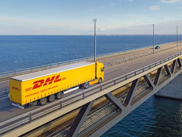 Camion DHL sur un pont