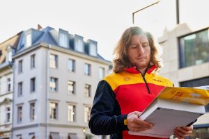 livreur DHL dans une ville