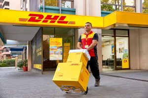 livreur et cartons DHL