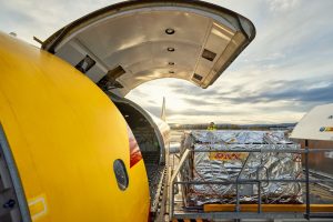 Avion cargo DHL chargement