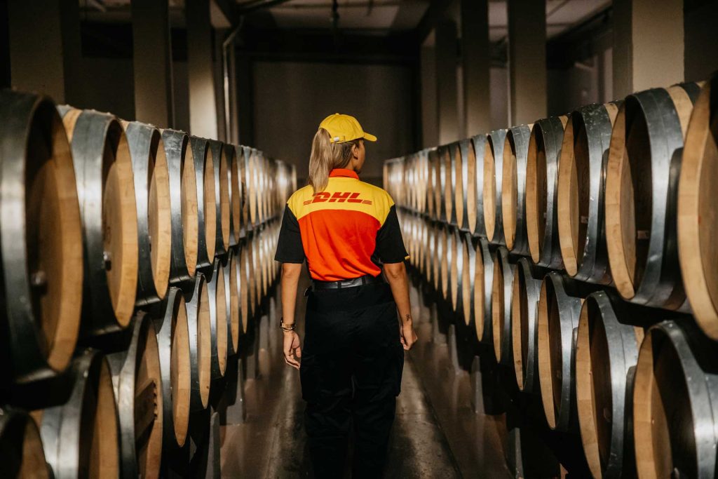 livreur DHL dans un chais